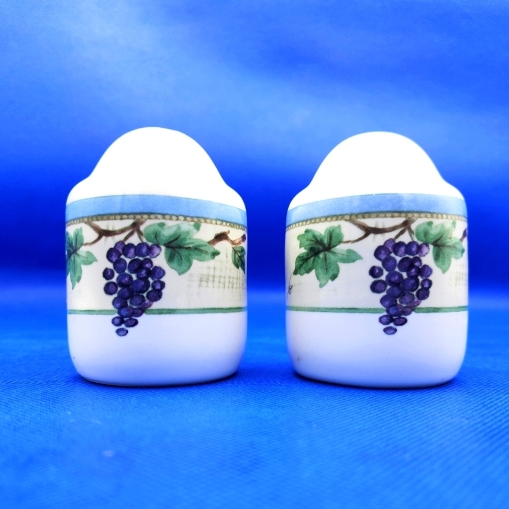 Pfaltzgraff China Co. MERLOT Grapevine Perennials Pair‎ of Salt/Pepper Shakers